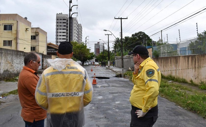 Após fortes chuvas, vias no Pinheiro são interditadas e linhas de ônibus são alteradas