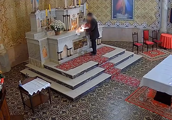 Câmera flagra homem detonando explosivo no altar de igreja histórica em SC