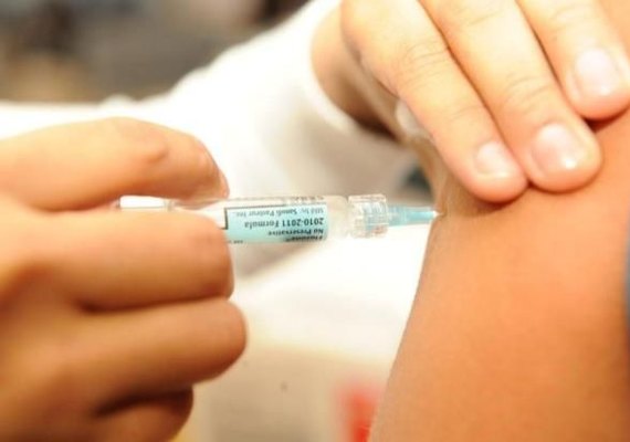 Procura por vacina de febre amarela causa longas filas em posto no Rio