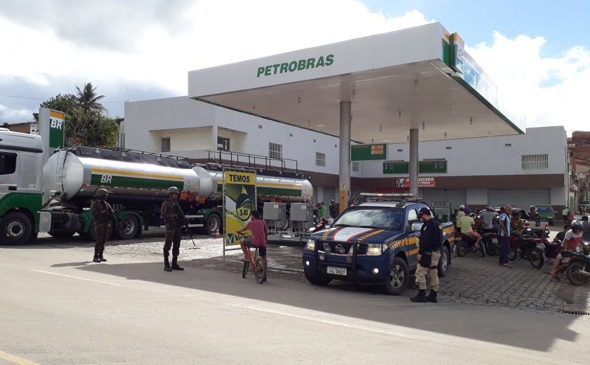 PRF escolta caminhões com combustível para abastecer aeroporto e postos em Alagoas