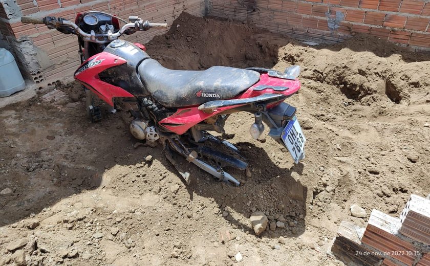 Moto roubada é encontrada enterrada no quintal de casa em Porto Real do Colégio