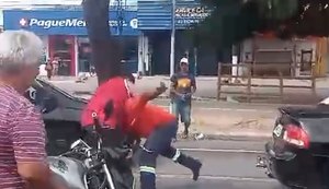 Motorista de carro e motociclista entram em luta corporal