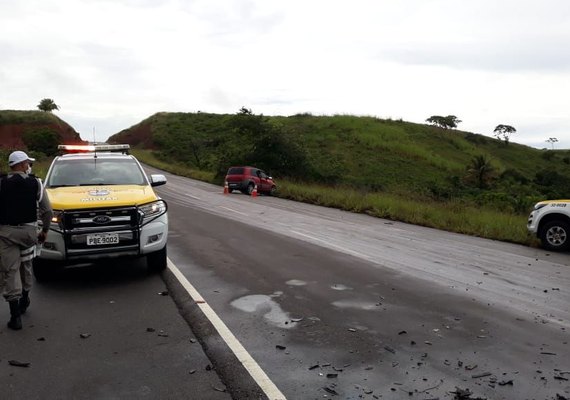 Condutor perde controle de carro e bate em outro veículo após invadir contramão