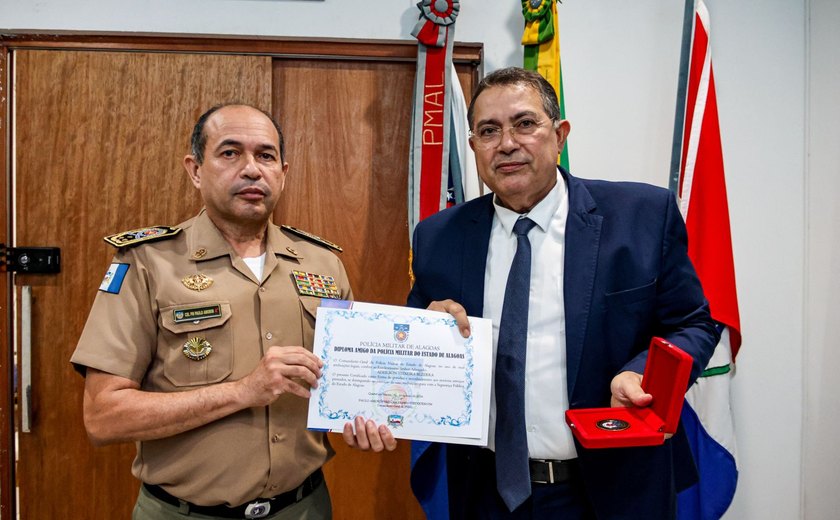 Presidente do IPASEAL é condecorado com a Medalha Floriano Peixoto pela PM/AL