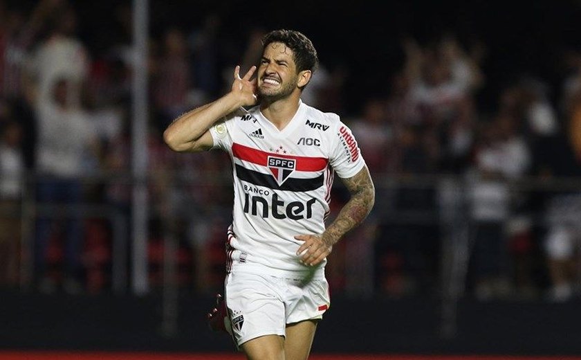 Alexandre Pato faz dois gols e São Paulo vence o líder Santos no Morumbi