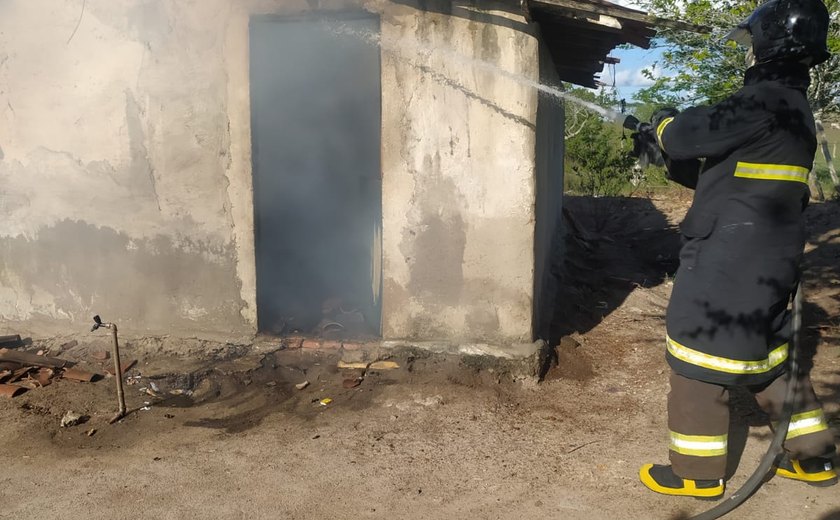 Incêndio deixa cômodos de casa destruídos na zona rural de Limoeiro de Anadia