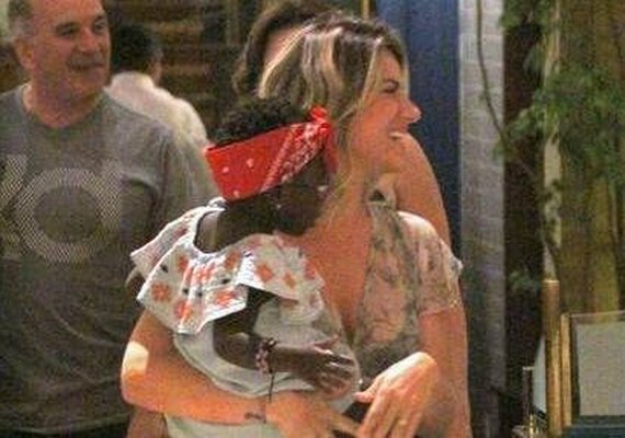 Titi, filha de Gagliasso e Ewbank rouba a cena em dia de shopping com a mãe