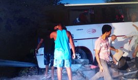 Acidente envolvendo ônibus com romeiros deixa mortos e feridos na BR-316, em Floresta