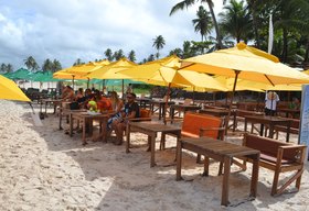 Apesar da diminuição do movimento devido às chuvas clubes de praias continuam funcionamento nas principais cidades turísticas