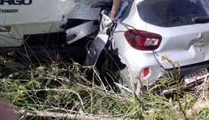 Criança, mulher e dois homens morrem em colisão de carro contra caminhão