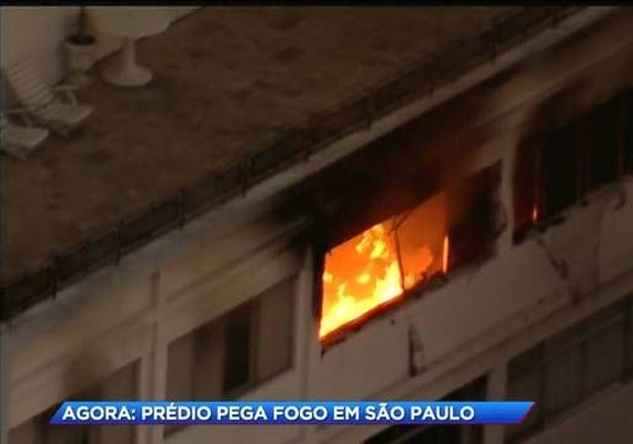 Prédio ao lado de faculdade pega fogo em bairro nobre de São Paulo