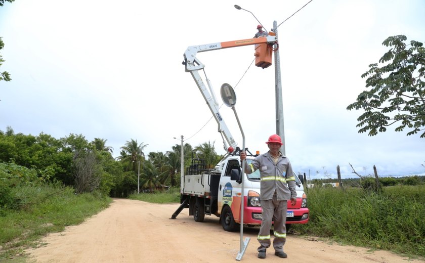 Prefeitura instala mais de 30 postes com luminárias na Estrada do Morros, no povoado Mucuri