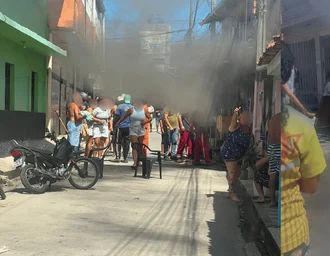 Incêndio deixa três pessoas feridas e destrói casa no Jacintinho, em Maceió