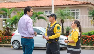 Ação educativa orienta condutores sobre ordenamento em vias da Ponta Verde e Jatiúca