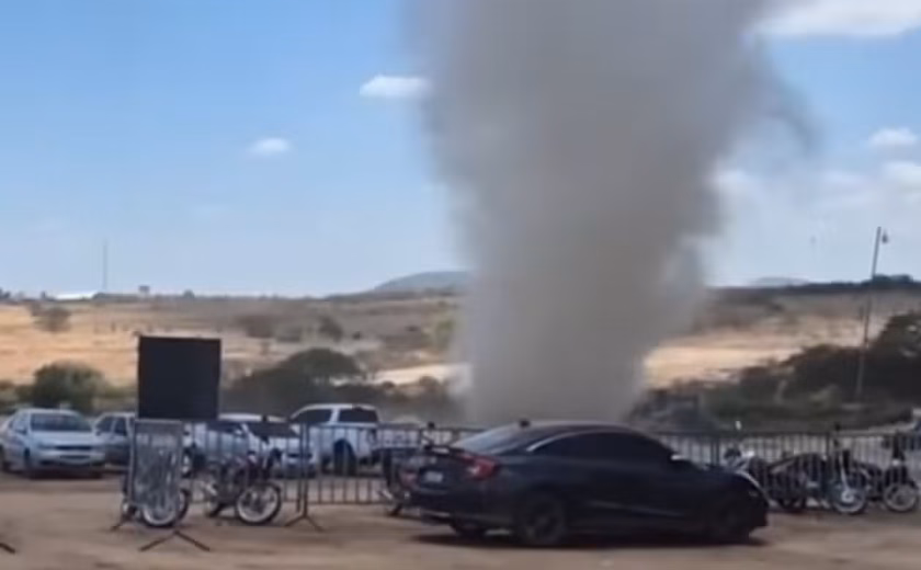 Redemoinho de poeira surpreende público durante evento de motocross em Dois Riachos