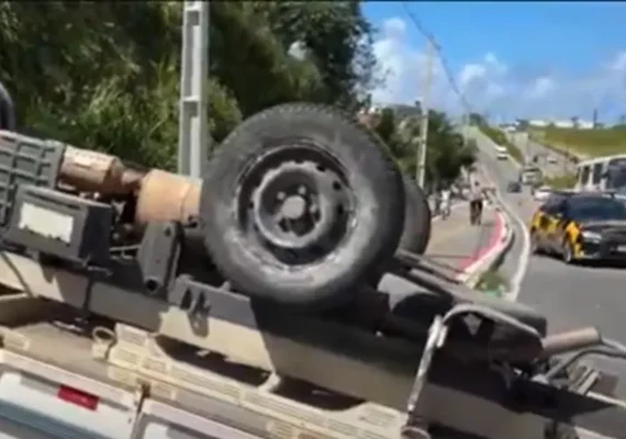 Motorista de caminhão fica ferido após veículo tombar na Avenida Josefa de Melo