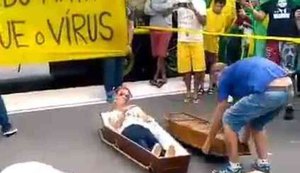 Bolsonaristas dançam com caixão e negam 10 mil mortes: 'Mata muito menos do que dizem'