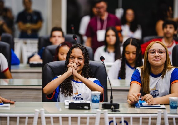 Estudante de escola municipal se destaca em projeto que aproxima jovens do legislativo