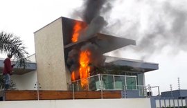 Curto-circuito em bomba de banheira ocasiona incêndio e destrói cômodo de residência