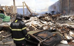 Equipes dos bombeiros trabalham para conter os focos de incêndio que persistem no estabelecimento