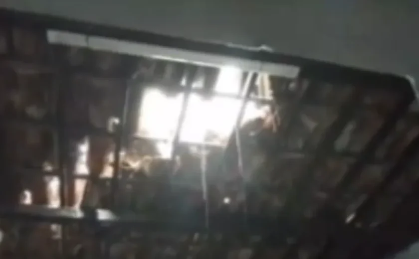 Raio atinge telhado de residência no Pilar e provoca estragos