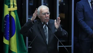 José Sarney é internado em UTI após procedimento abdominal