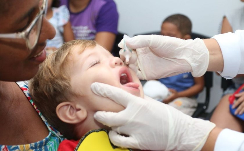 Brasil bate meta de vacinar 95% das crianças contra sarampo e poliomielite
