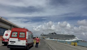 Samu atende idoso a bordo de navio atracado no Porto de Maceió