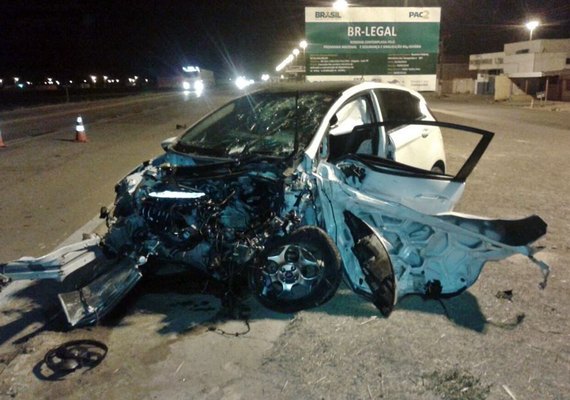 Motorista embriagado bate de frente com caminhão na BR-101