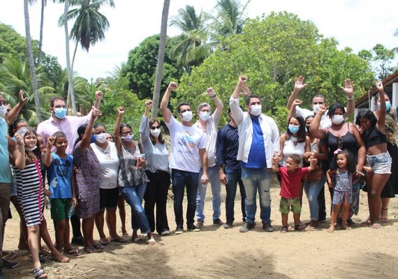 Famílias do Litoral Norte celebram construção de nova creche em Ipioca