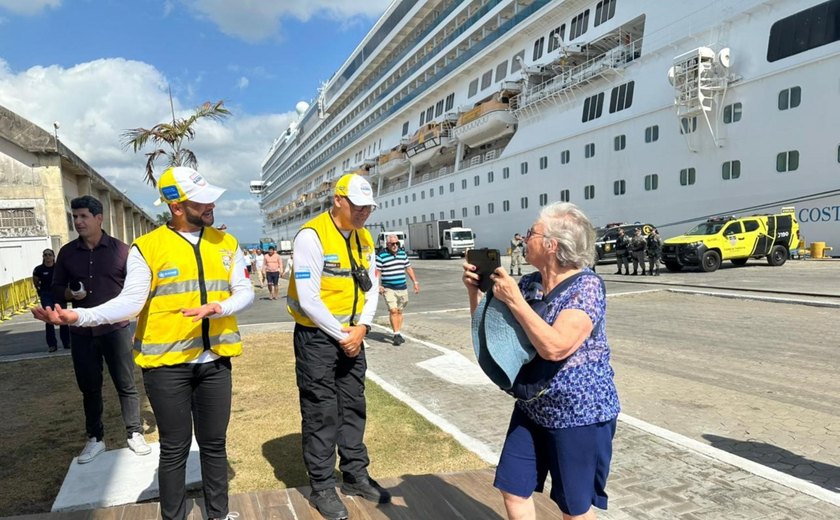 Agentes bilíngues do Ronda no Bairro recepcionam turistas no Porto de Maceió