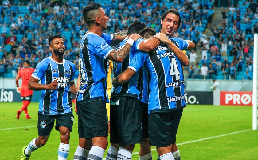 São Paulo perde do Grêmio e ainda não se livra do risco de queda
