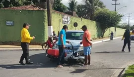 Casal e criança ficam feridos em colisão entre moto e carro em Arapiraca