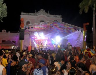 Primeira noite do Carnaval É Massa movimenta Jaraguá com praça lotada e diversidade cultural