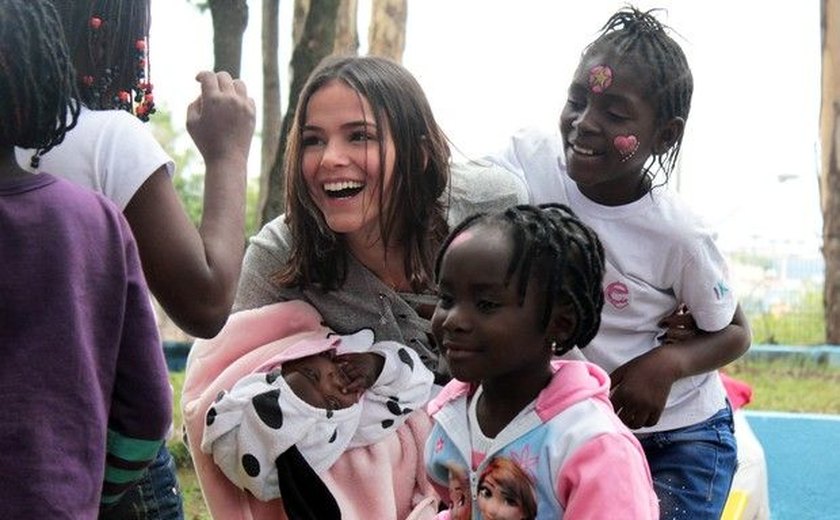 Marquezine participa de evento em São Paulo com crianças refugiadas