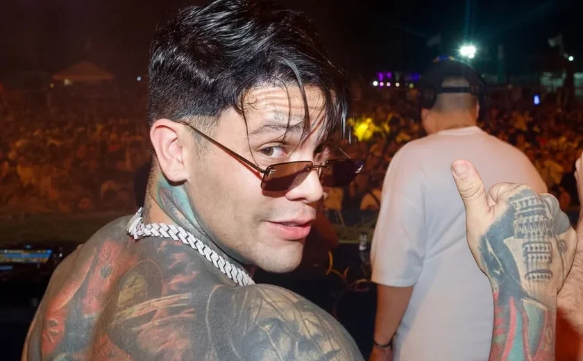 Influenciador é processado por empresa aérea após cheiro de pum em voo