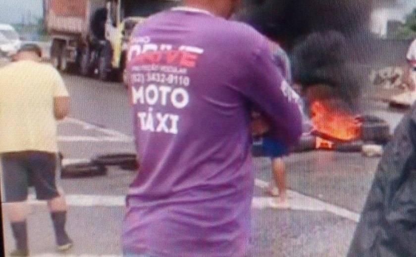 Moradores de conjunto habitacional em Rio Largo bloqueam trecho da BR-104 em protesto contra alagamentos