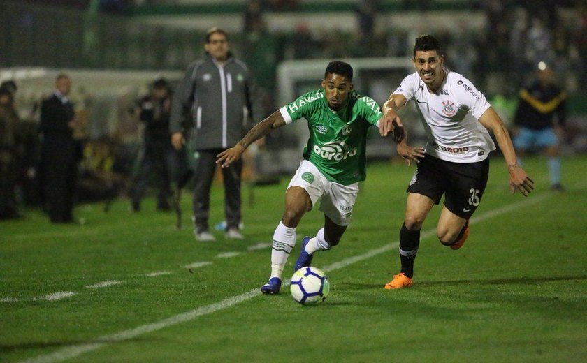 Jadson marca no fim, Corinthians elimina Chape e avança à semi