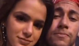 Bruna Marquezine admite não entender de futebol: 'Só quando é gol ou Neymar cai'
