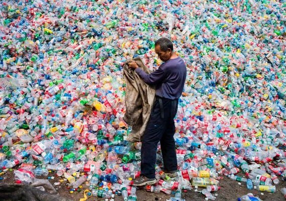 Cientistas criam enzima que come garrafas de plástico