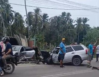 Colisão na AL-101 Norte deixa feridos presos às ferragens em Ipioca