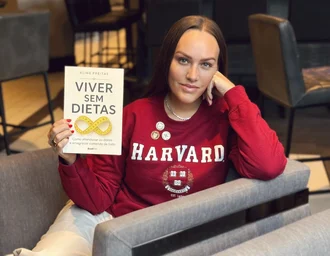 Brasileira leva livro sobre saúde e comportamento alimentar para turnê nos EUA