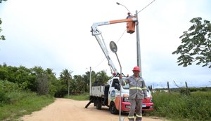 Prefeitura instala mais de 30 postes com luminárias na Estrada do Morros, no povoado Mucuri