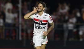 Alexandre Pato faz dois gols e São Paulo vence o líder Santos no Morumbi