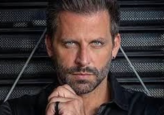 Ator Henri Castelli e outros famosos são flagrados em festa clandestina