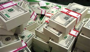 Dólar encosta em R$ 3,35 após derrota do governo em Comissão do Senado