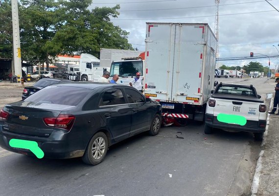 Colisão entre moto e caminhão deixa adolescente de 13 anos ferida em Maceió