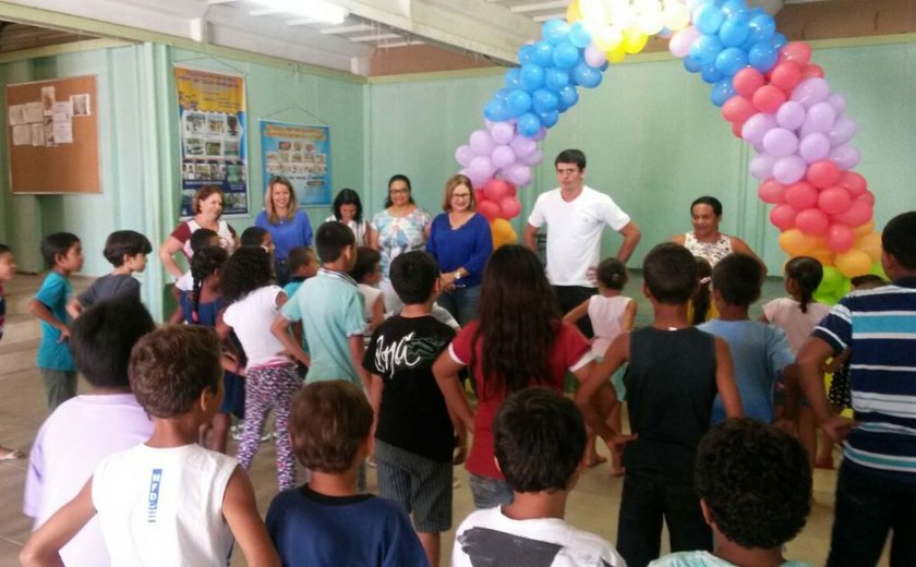 Aulas da rede municipal de ensino público começaram hoje (6), em Palmeira