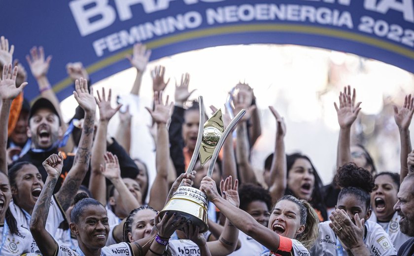 Jogadoras do Corinthians reprovam contratação de Cuca em rede social