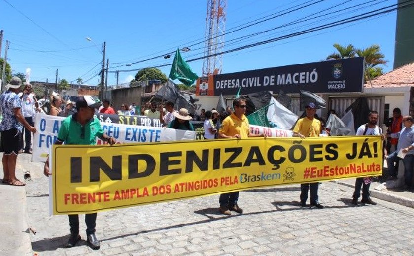 Moradores de bairros em Maceió afetados pela mineração protestam por indenizações